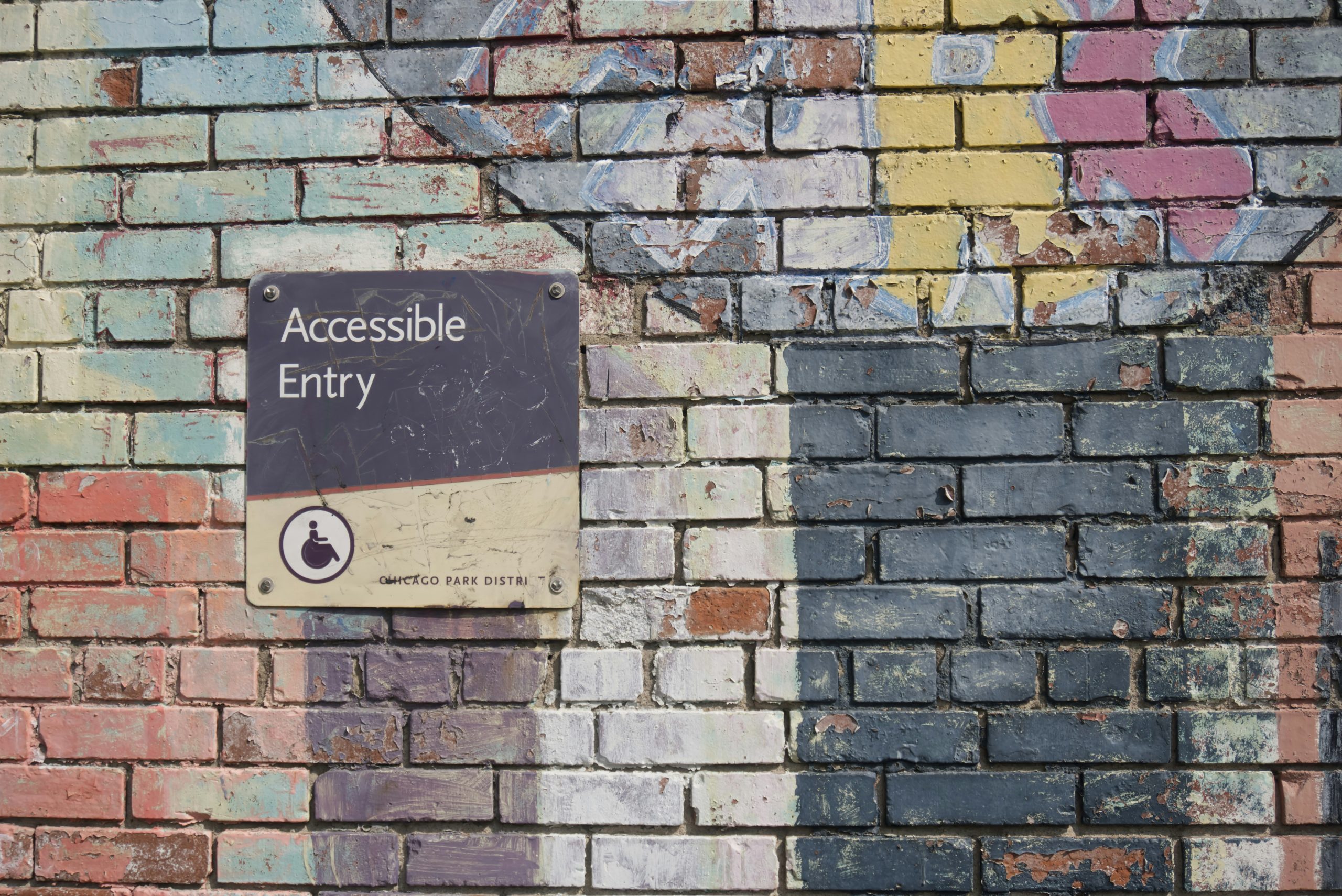 Schild an Graffiti Wand - Accesible Entry
