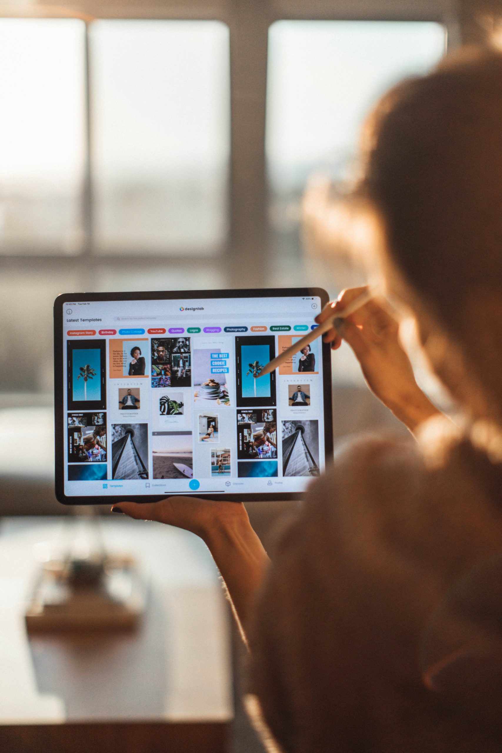 Mensch arbeitet mit iPAD